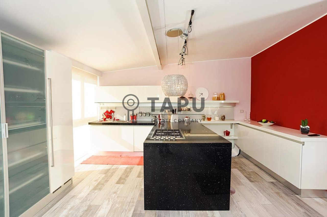 Shitet Penthouse Luksoz 2+1+2 tek Liqeni i Thatë!