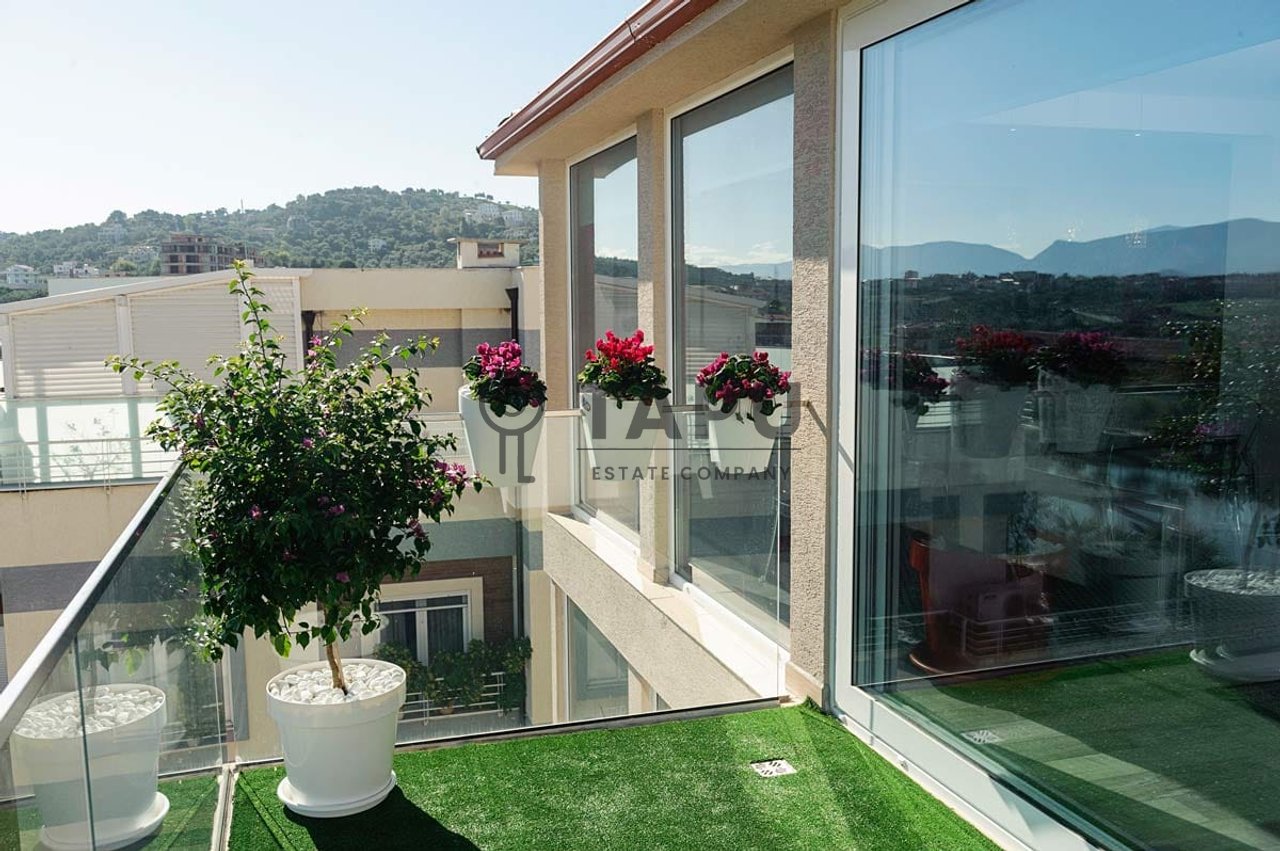 Shitet Penthouse Luksoz 2+1+2 tek Liqeni i Thatë!