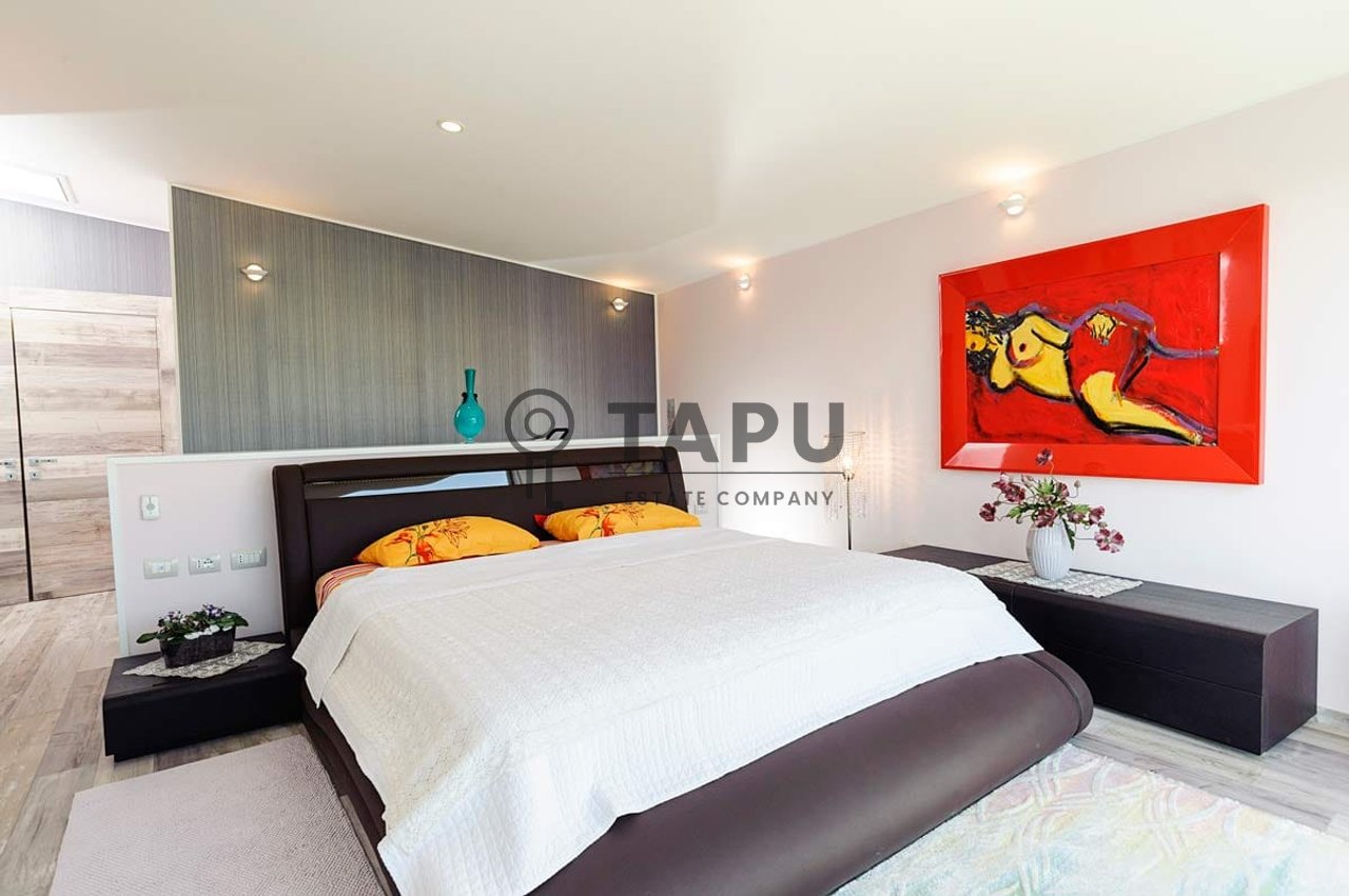 Shitet Penthouse Luksoz 2+1+2 tek Liqeni i Thatë!