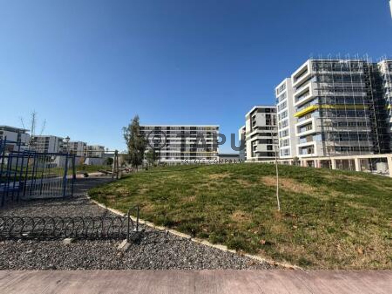 🏡 Shitet Apartament 1+1 me Verandë – Univers City