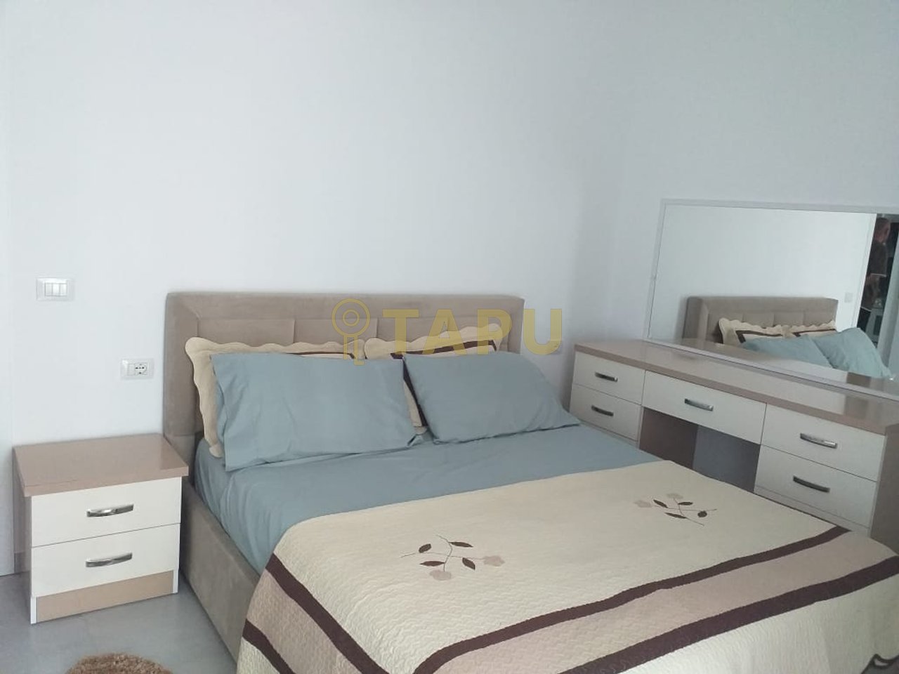 Jepet me qera apartament 2+1 + parkim në Univers City