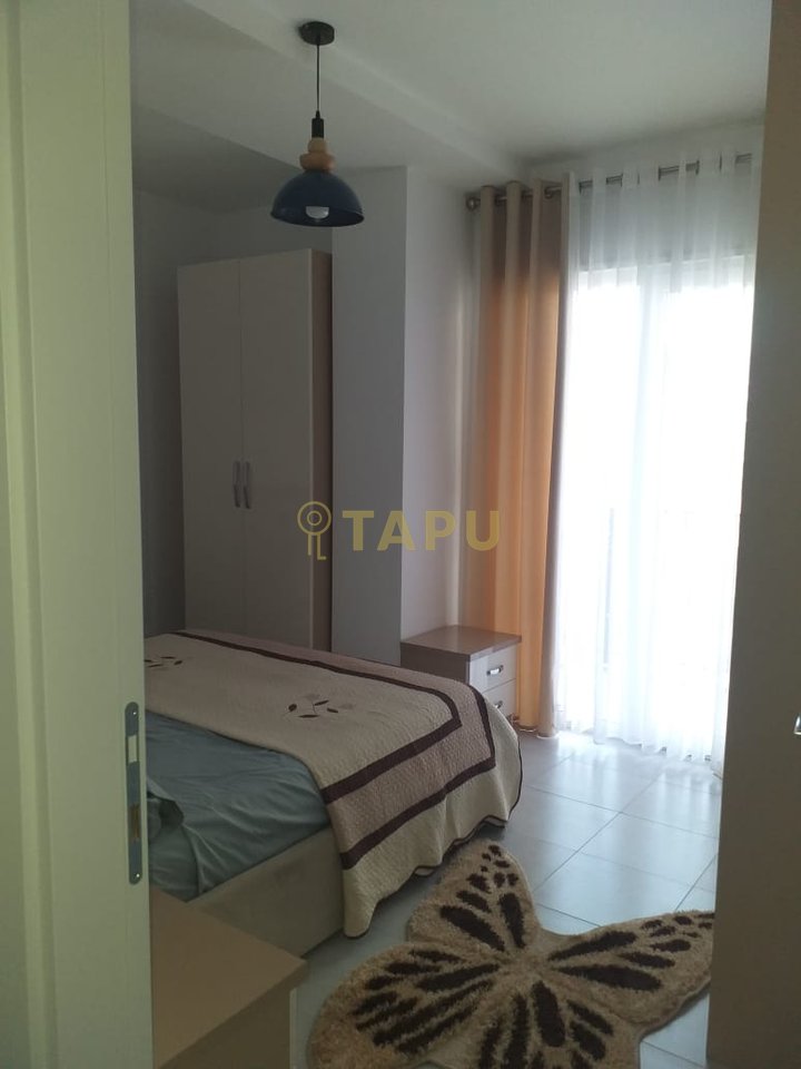 Jepet me qera apartament 2+1 + parkim në Univers City