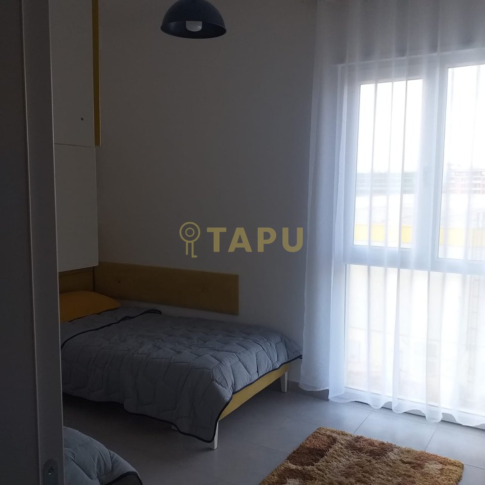 Jepet me qera apartament 2+1 + parkim në Univers City