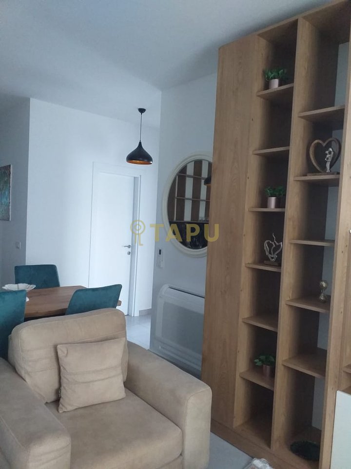 Jepet me qera apartament 2+1 + parkim në Univers City