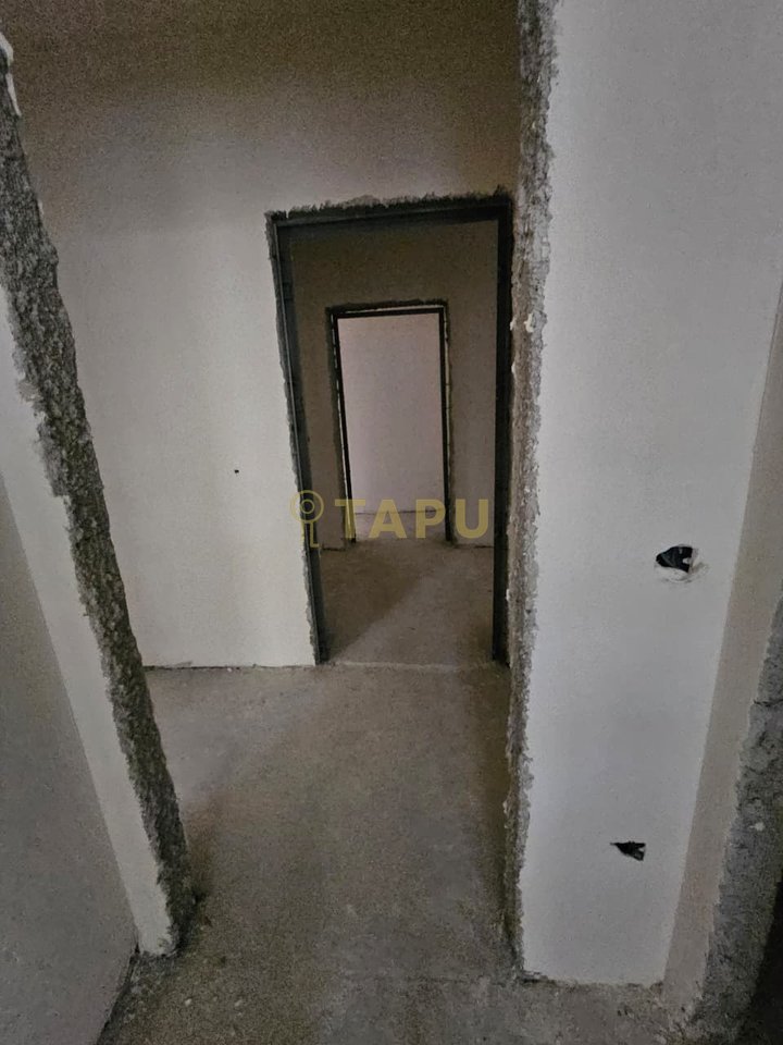 Shitet apartament 2+1+2 në katin zero, tek Univers City, godina 5 (Proggon).