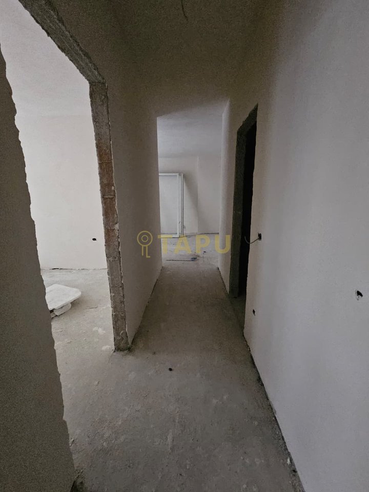 Shitet apartament 2+1+2 në katin zero, tek Univers City, godina 5 (Proggon).