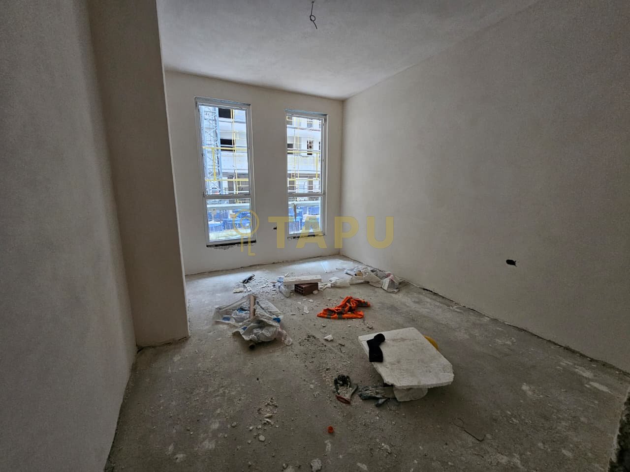 Shitet apartament 2+1+2 në katin zero, tek Univers City, godina 5 (Proggon).