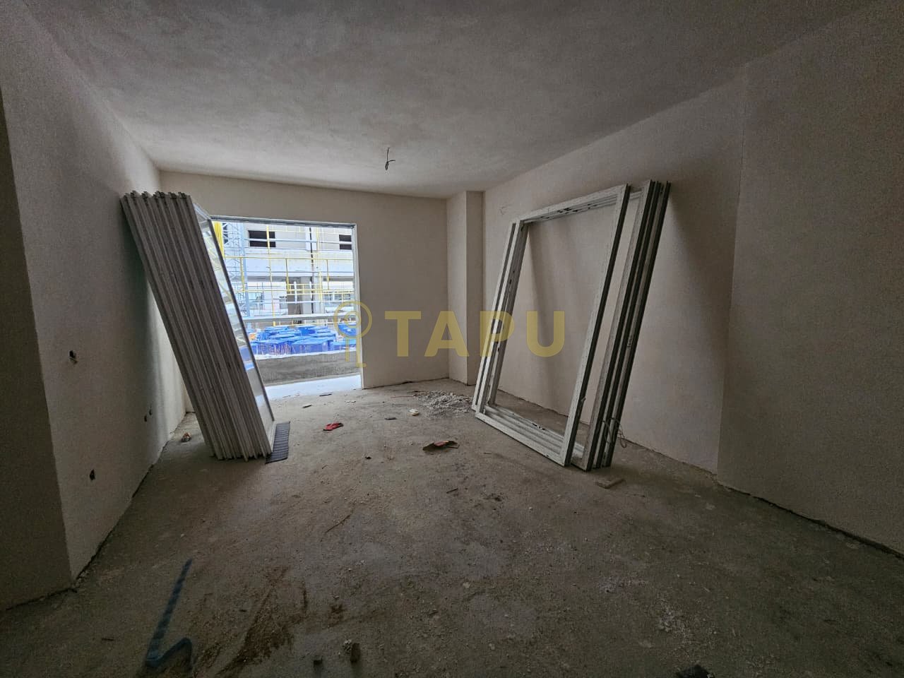 Shitet apartament 2+1+2 në katin zero, tek Univers City, godina 5 (Proggon).