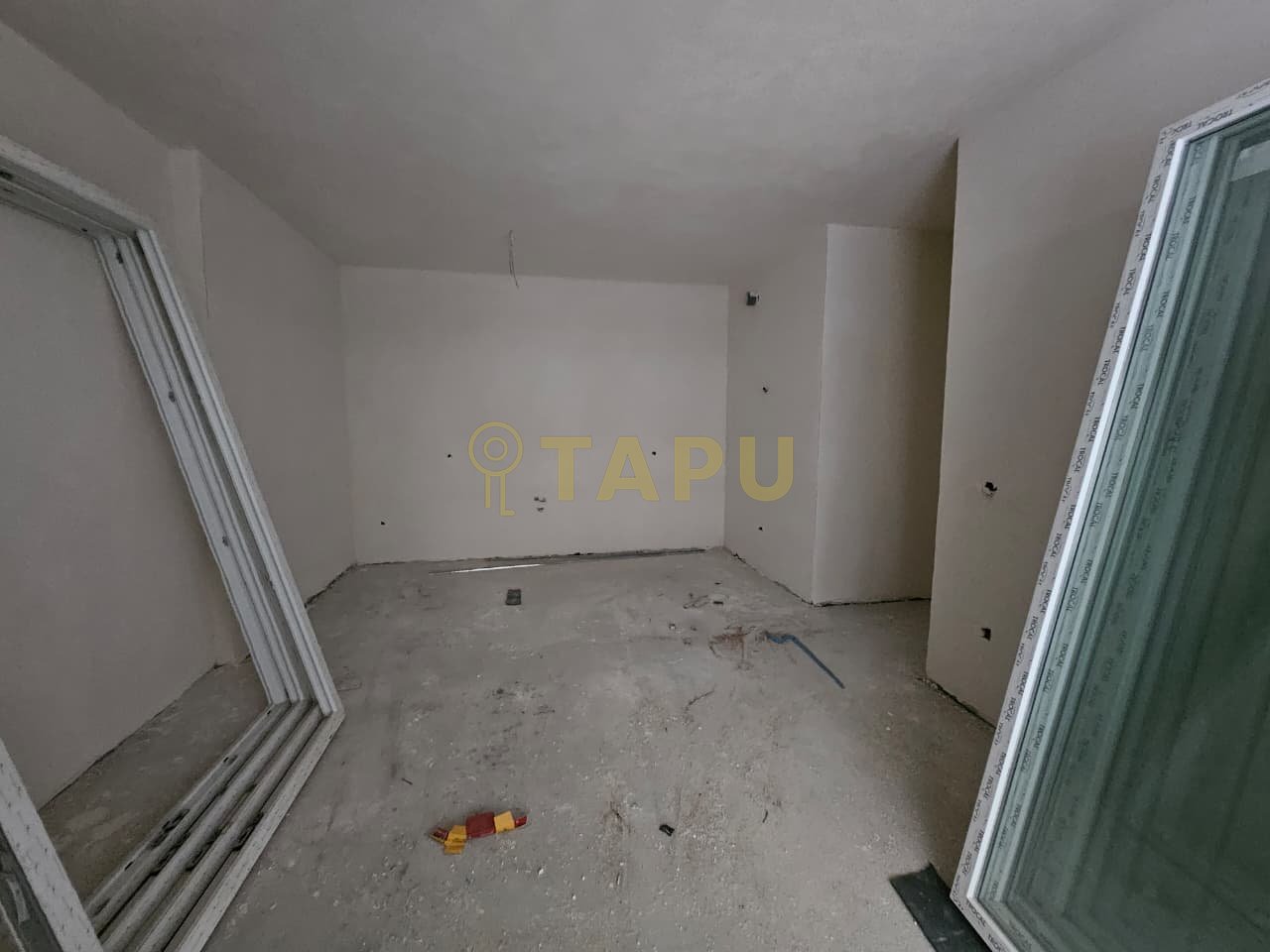 Shitet apartament 2+1+2 në katin zero, tek Univers City, godina 5 (Proggon).