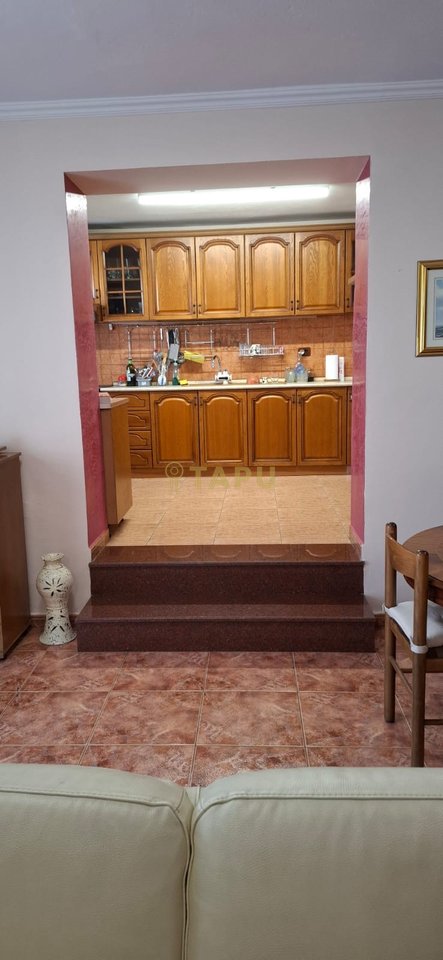 Jepet me Qira Apartament 3+1 – Ura Vasil Shanto, Tiranë 90,000 leke