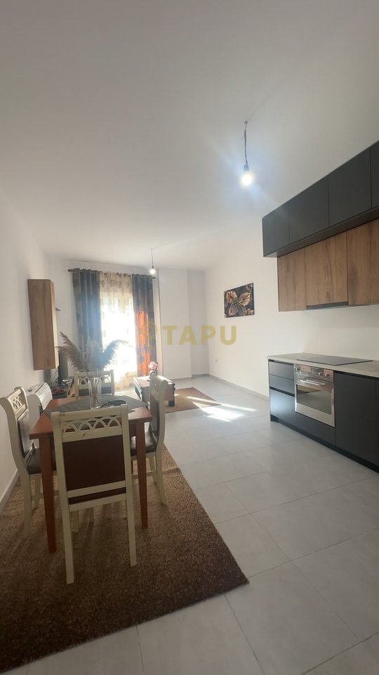 Jepet me Qera Ambient 2+1 Per Zyre Ose Banim pranë Rrugës së Barrikadave !