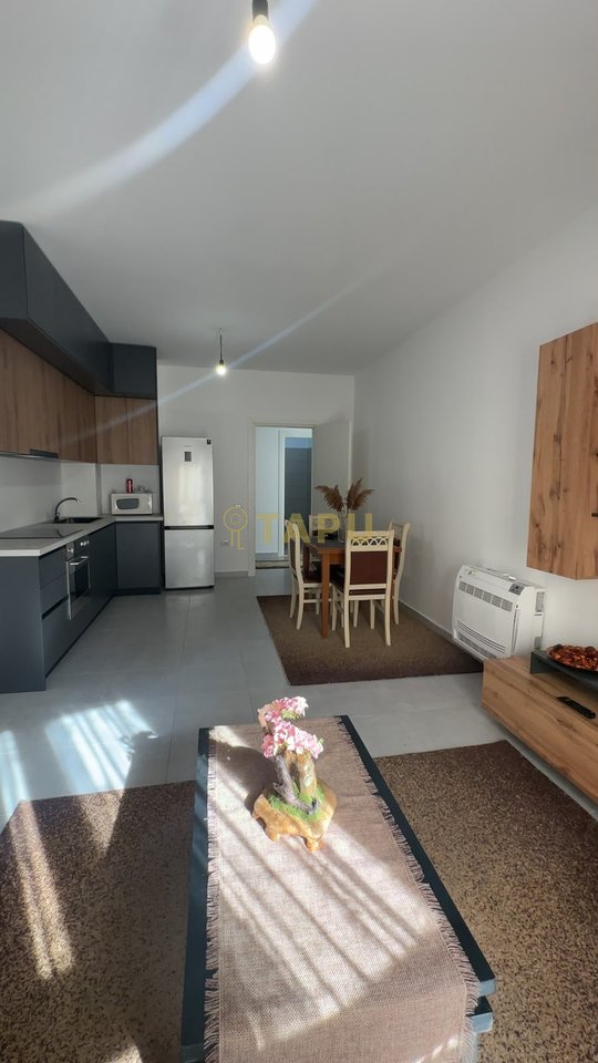 Jepet me Qera Ambient 2+1 Per Zyre Ose Banim pranë Rrugës së Barrikadave !