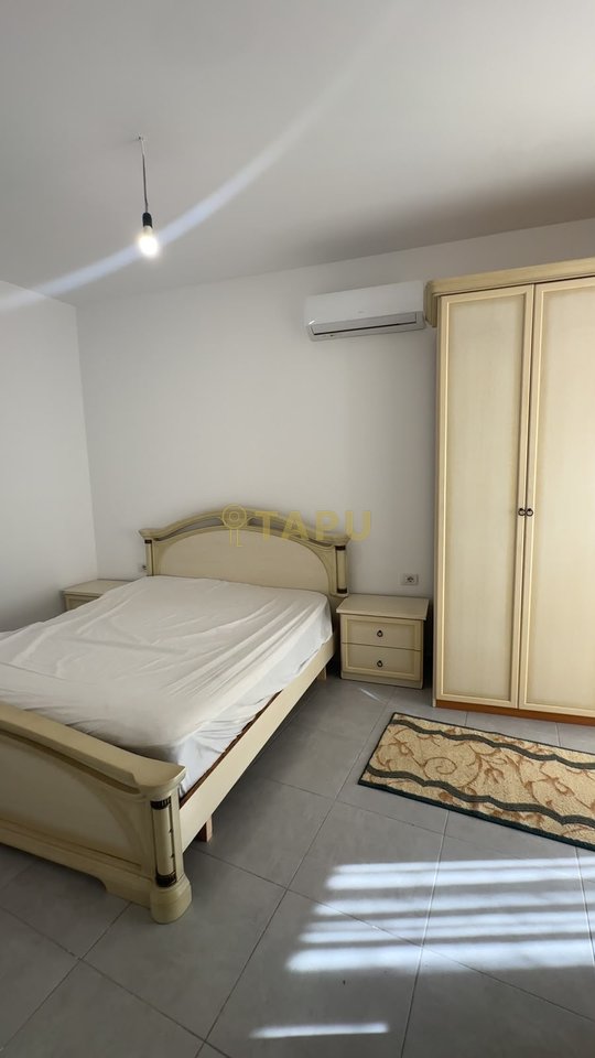 Jepet me Qera Ambient 2+1 Per Zyre Ose Banim pranë Rrugës së Barrikadave !