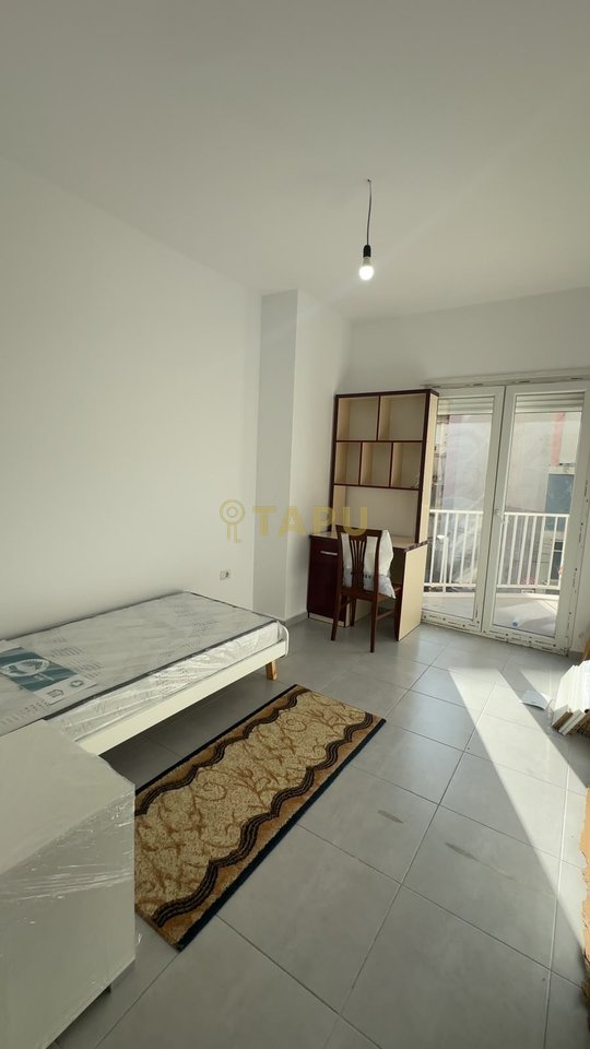 Jepet me Qera Ambient 2+1 Per Zyre Ose Banim pranë Rrugës së Barrikadave !