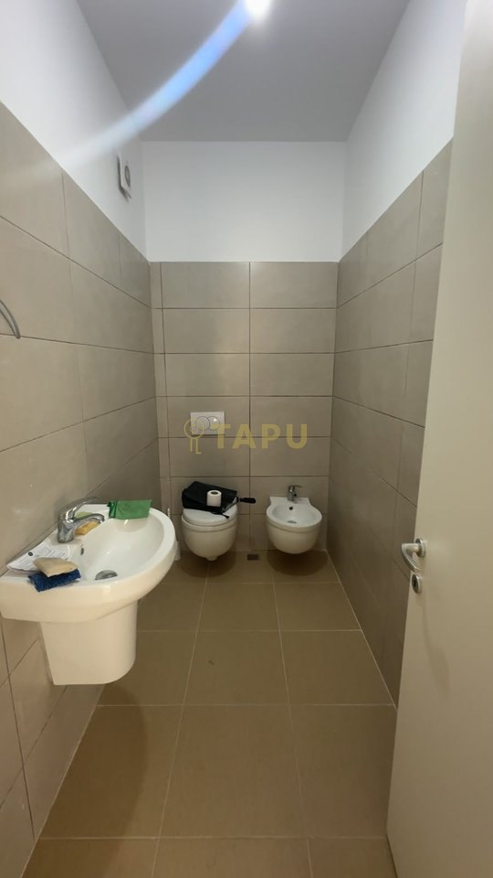 Jepet me Qera Ambient 2+1 Per Zyre Ose Banim pranë Rrugës së Barrikadave !