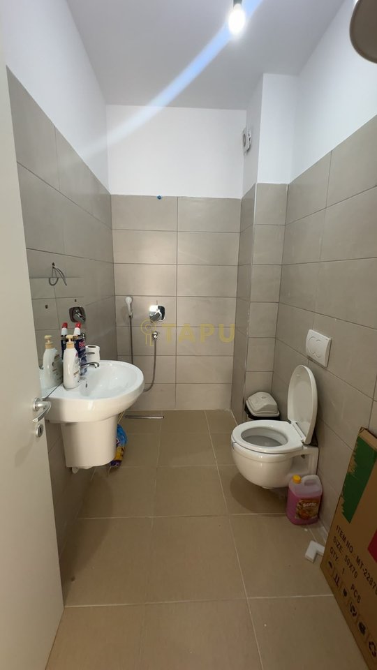 Jepet me Qera Ambient 2+1 Per Zyre Ose Banim pranë Rrugës së Barrikadave !