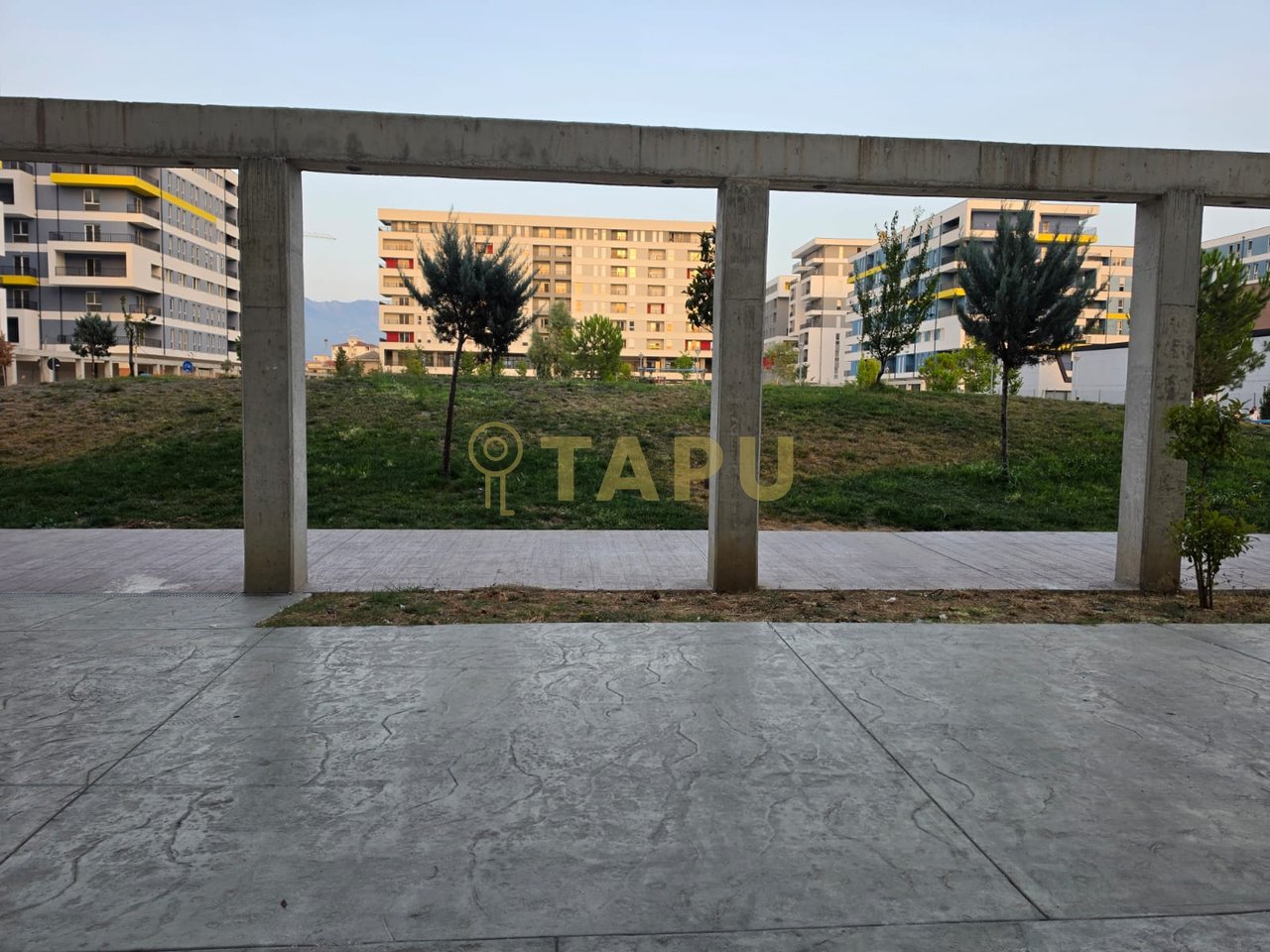 🏢 JEPET ME QIRA AMBIENT KOMERCIAL – UNIVERS CITY
