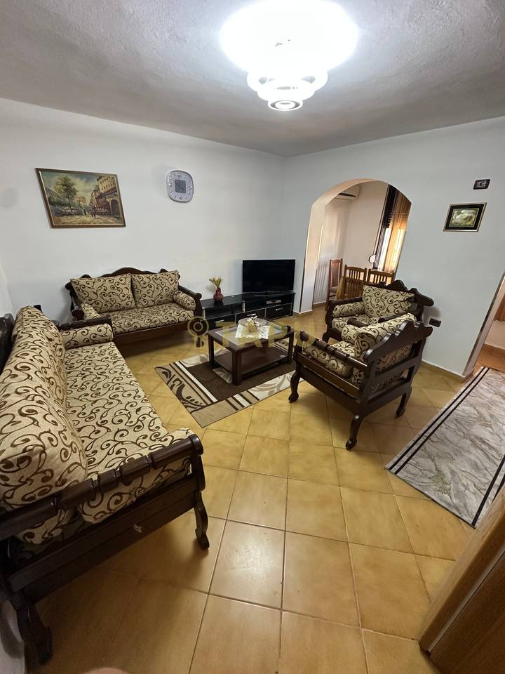 🏡 Apartament 2+1 me Qira – Pazari i Ri 💰 60,000 Lekë / Muaj
