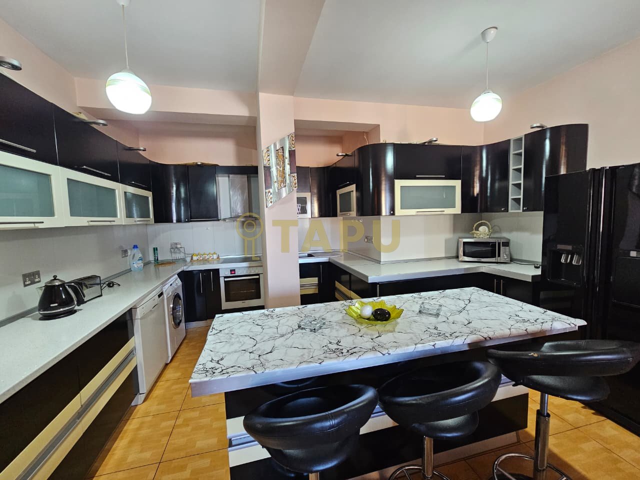 Jepet me qira apartament 2+1 tek Vila Gold, Selvi