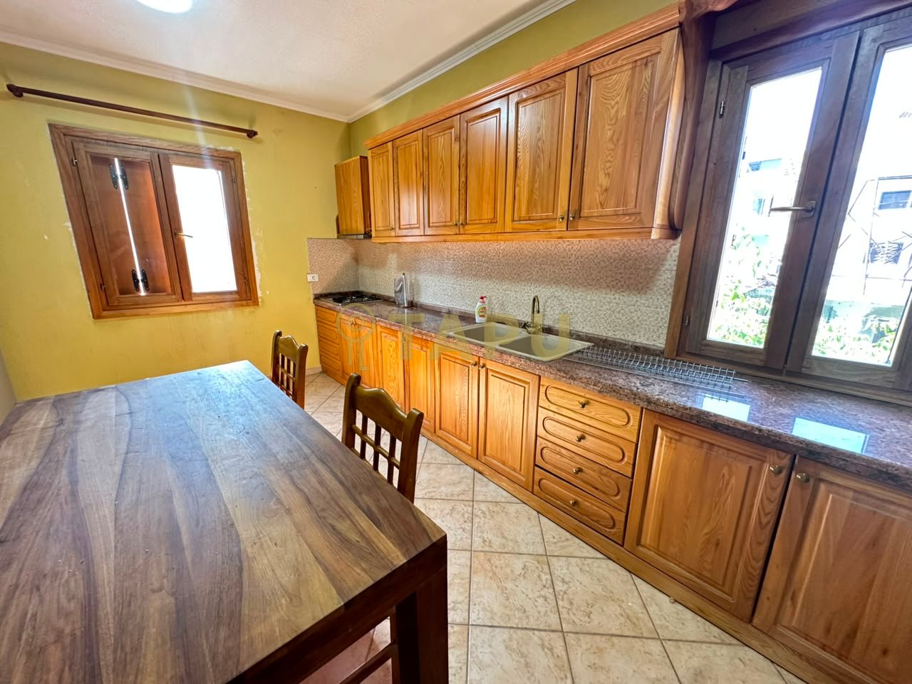 Apartament 3+1 me qira – Poshtë Rrethit të Shkozës