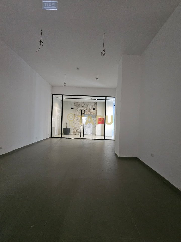 📍 Locale commerciale in affitto nel Garden Building, Tirana