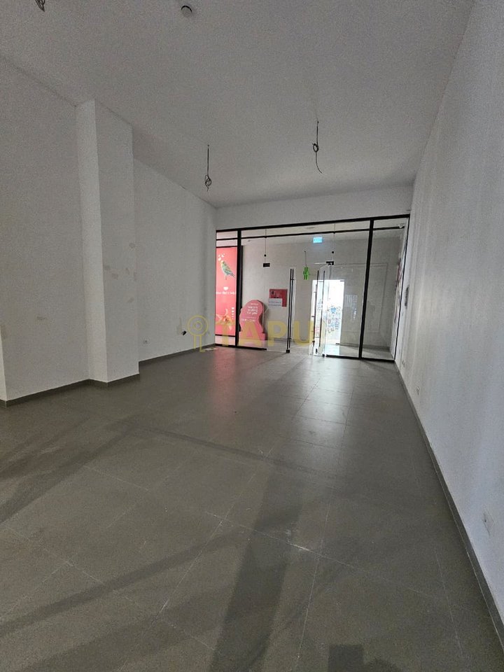 📍 Locale commerciale in affitto nel Garden Building, Tirana