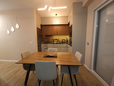 Jepet me qera apartament 2+1 + post parkimi në Univers City