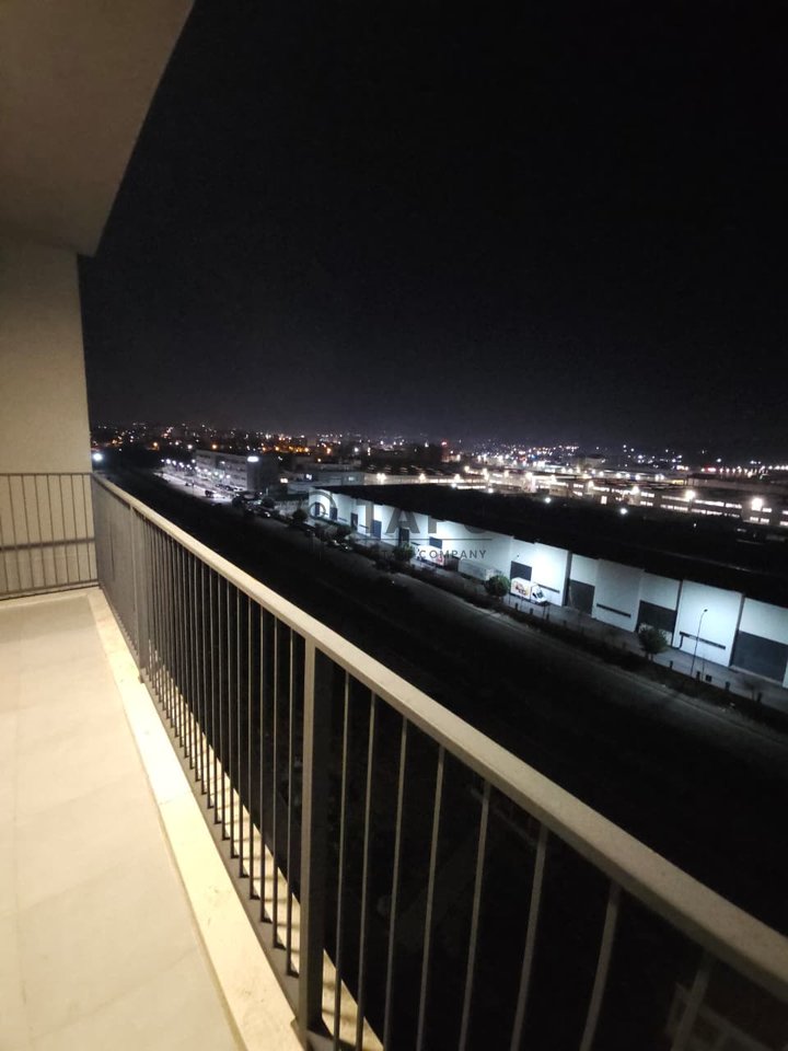 Jepet me qera apartament 2+1 + post parkimi në Univers City