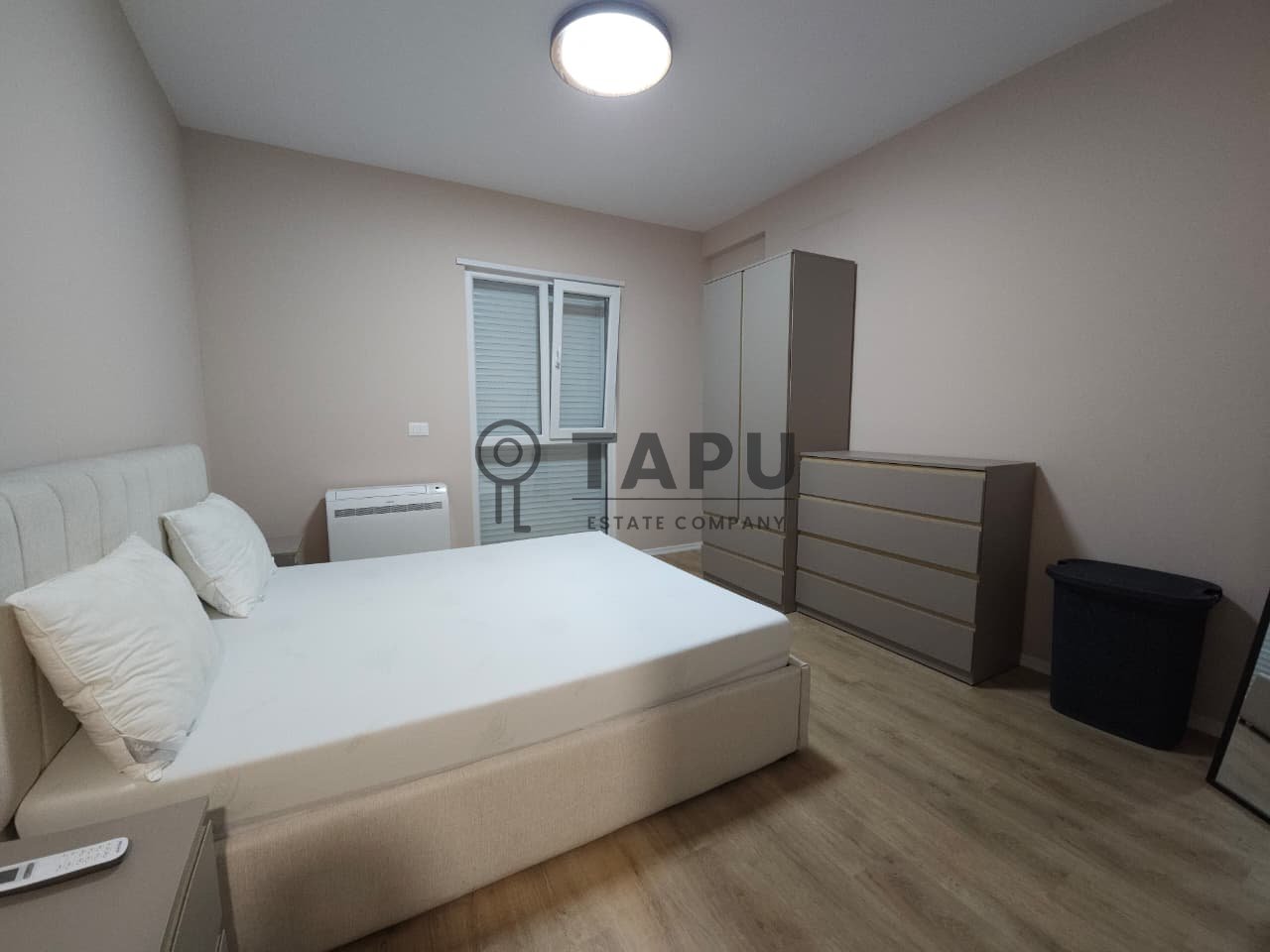 Jepet me qera apartament 2+1 + post parkimi në Univers City