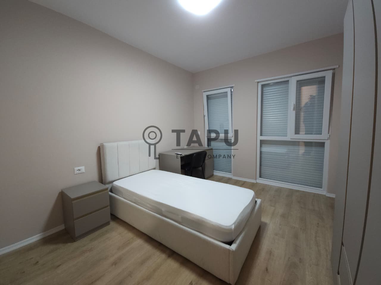 Jepet me qera apartament 2+1 + post parkimi në Univers City