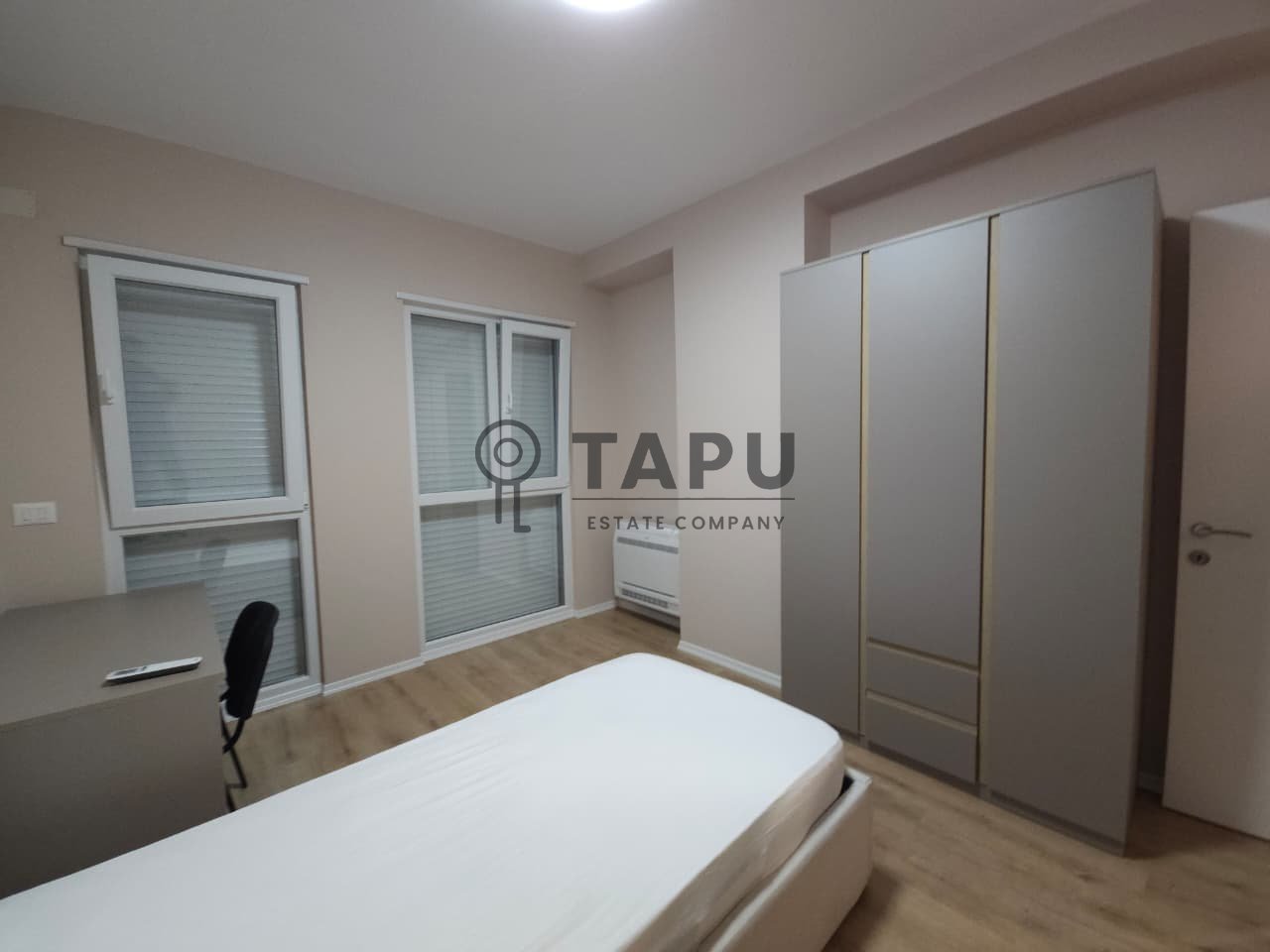 Jepet me qera apartament 2+1 + post parkimi në Univers City
