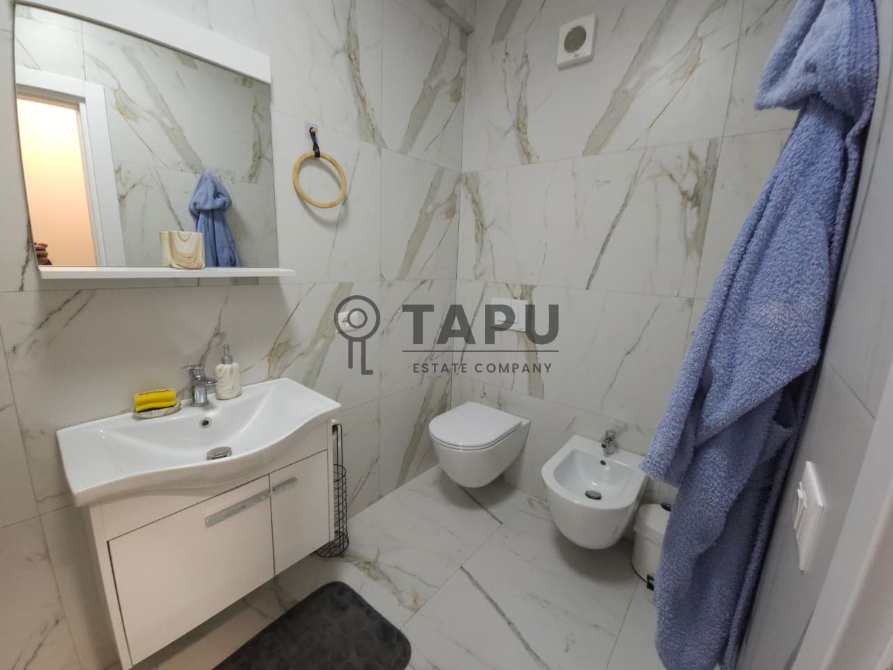 Jepet me qera apartament 2+1 + post parkimi në Univers City