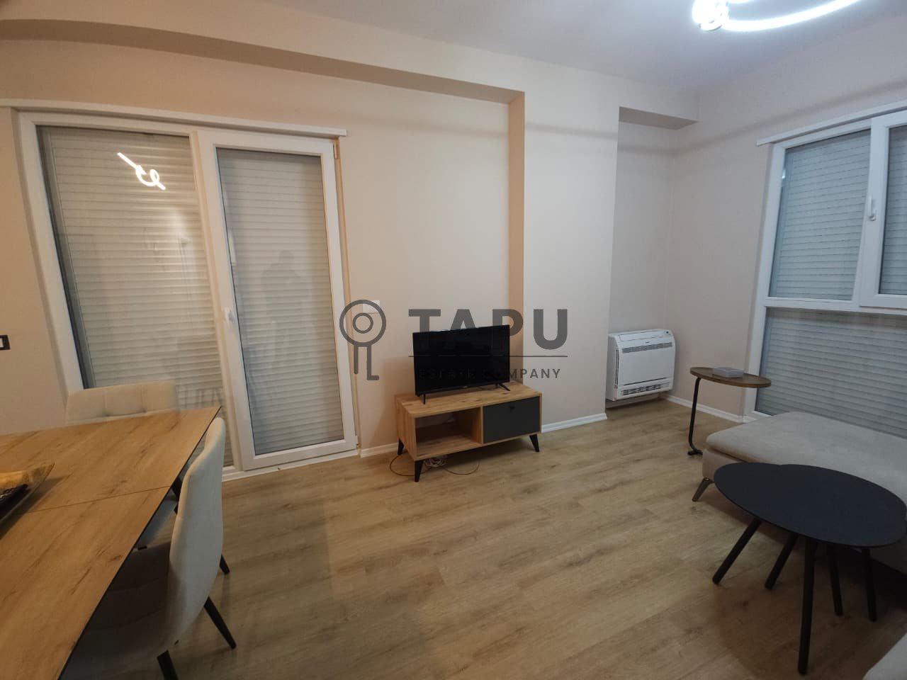 Jepet me qera apartament 2+1 + post parkimi në Univers City