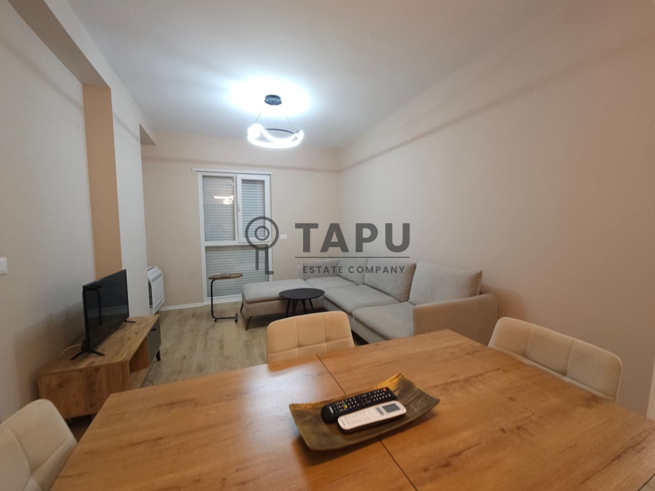 Jepet me qera apartament 2+1 + post parkimi në Univers City