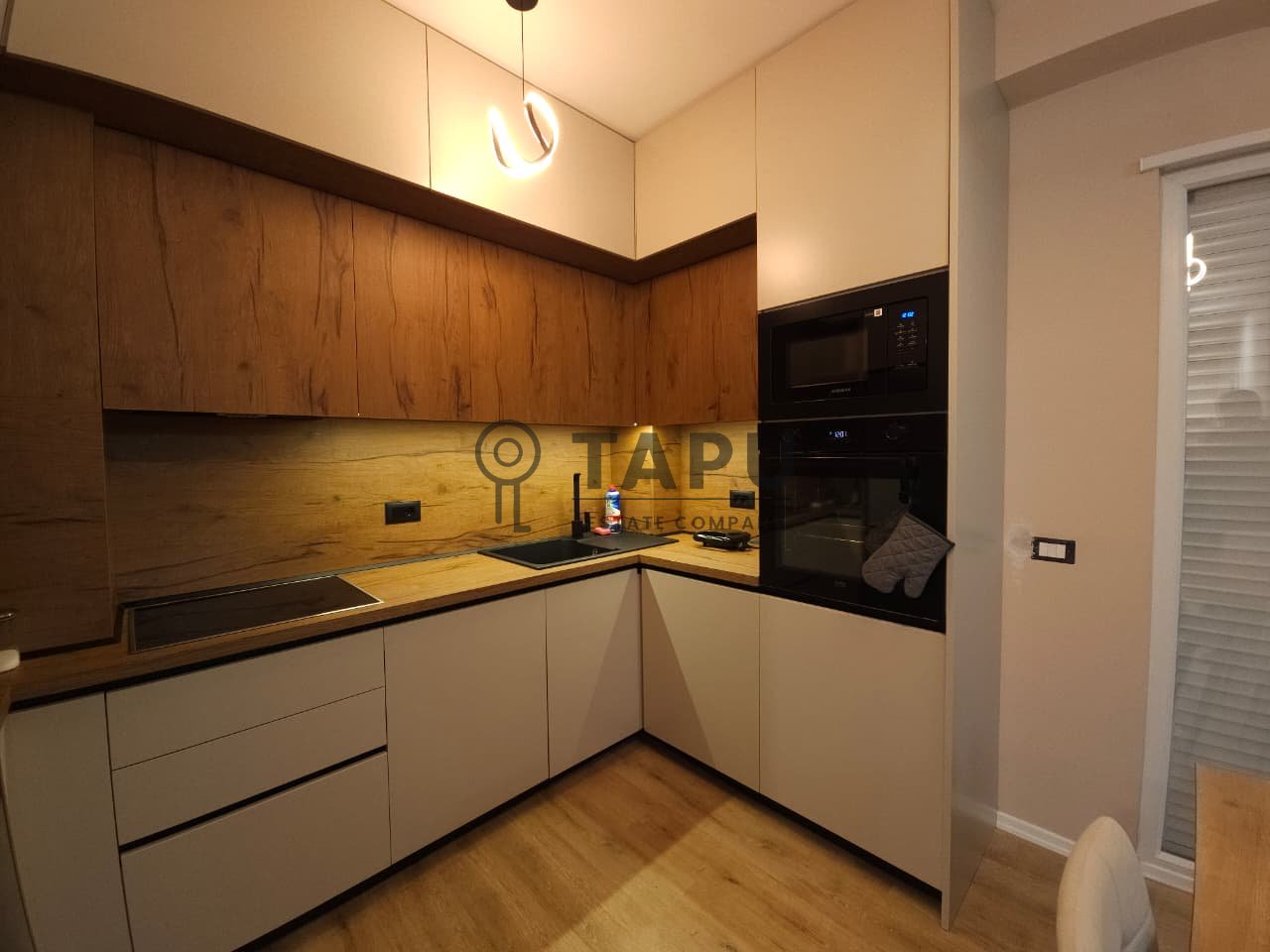 Jepet me qera apartament 2+1 + post parkimi në Univers City