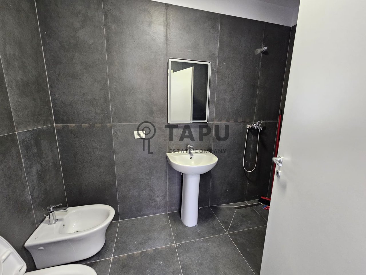 Jepet me Qira Apartament/Zyrë 2+1+2 – Qendra Komerciale Turdiu (Qendër)