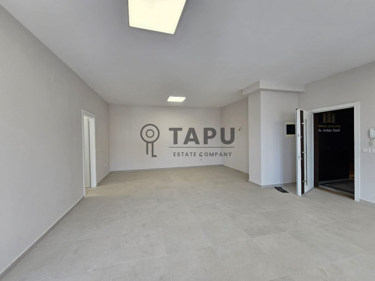 Jepet me Qira Apartament/Zyrë 2+1+2 – Qendra Komerciale Turdiu (Qendër)