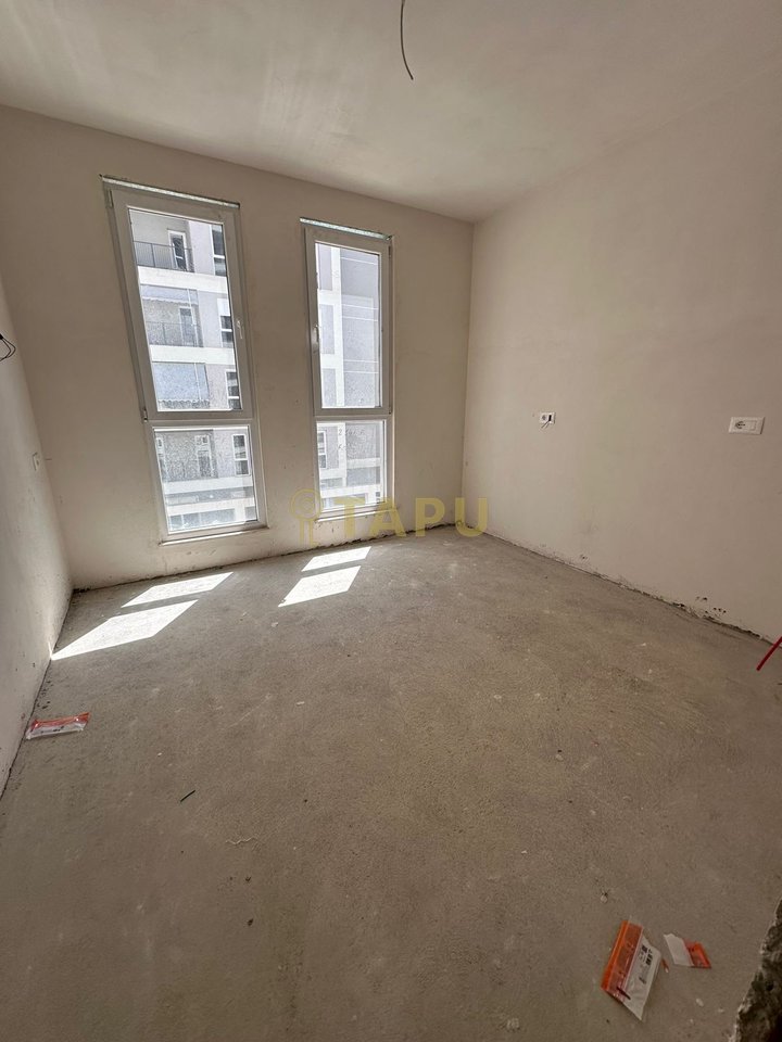 Shitet Apartament 3+1+2 tek Univers City