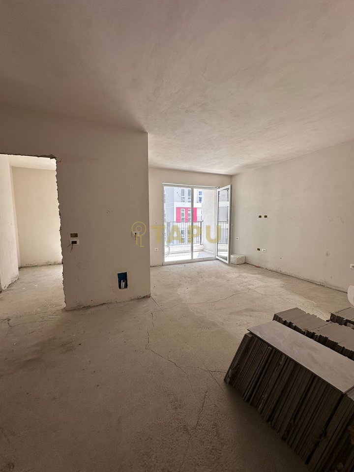 Shitet Apartament 3+1+2 tek Univers City