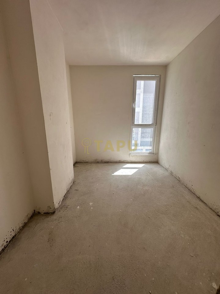 Shitet Apartament 3+1+2 tek Univers City