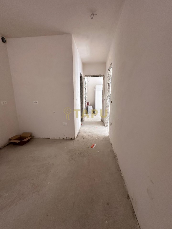 Shitet Apartament 3+1+2 tek Univers City