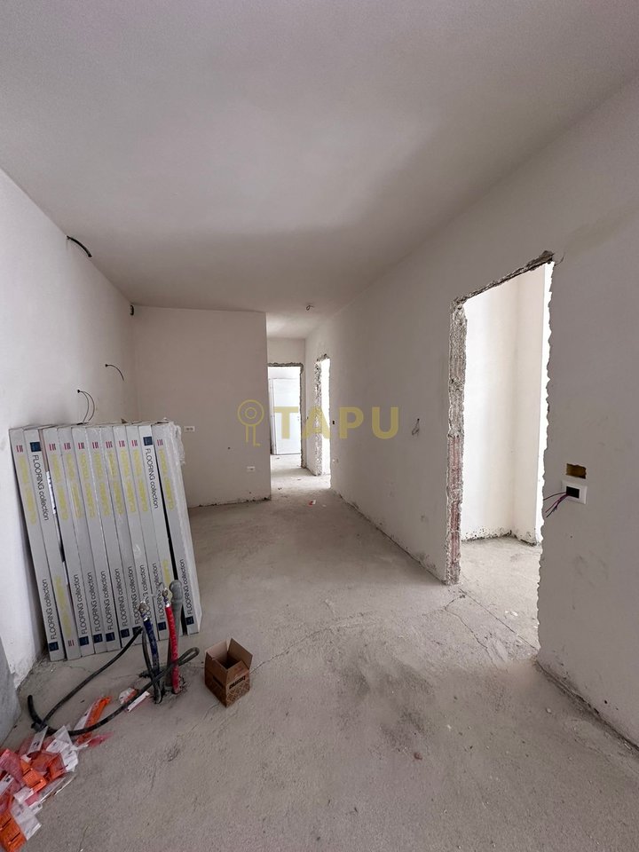 Shitet Apartament 3+1+2 tek Univers City