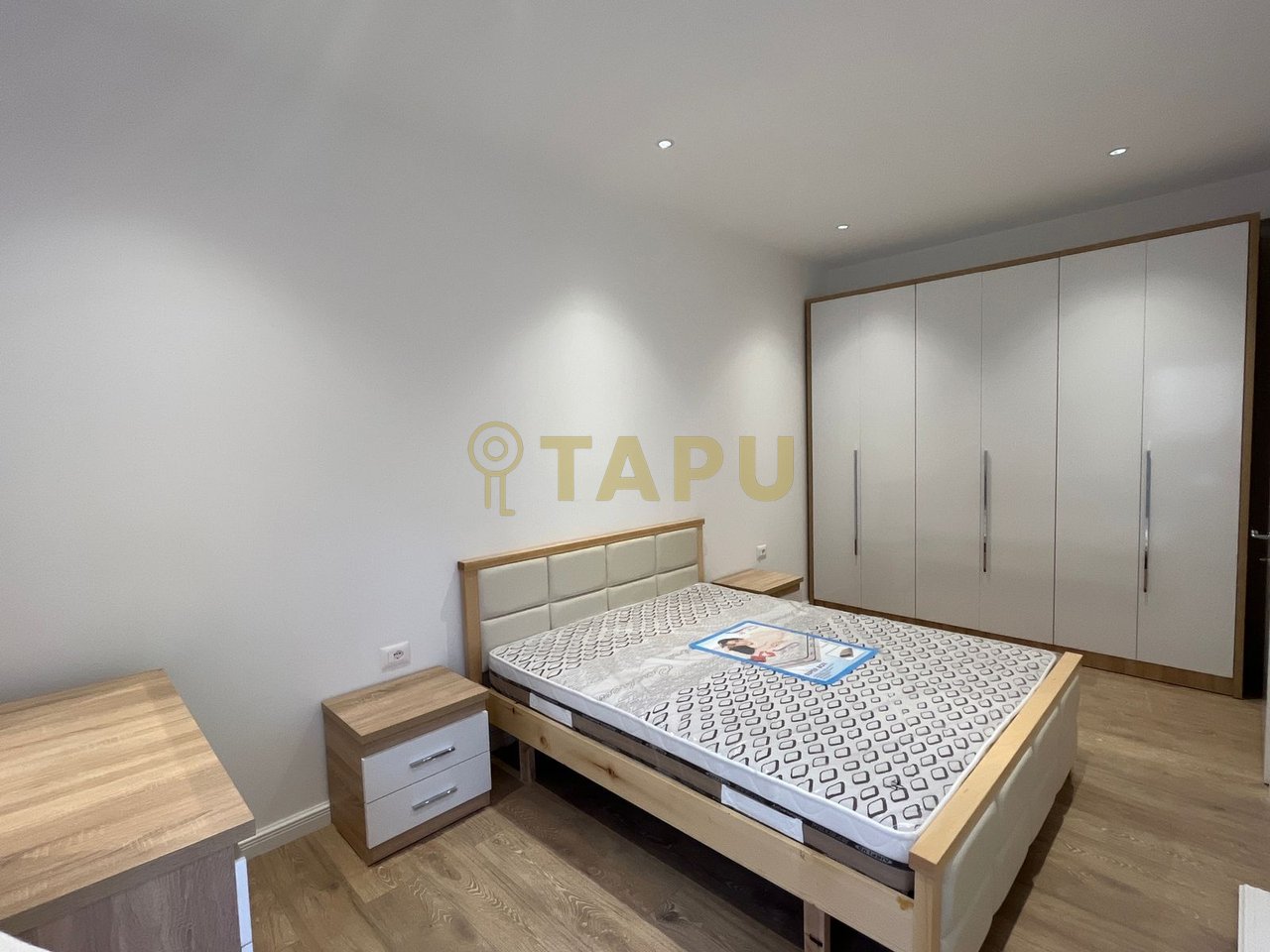 Jepet me qera apartament 1+1 në zonën e 5 Majit
