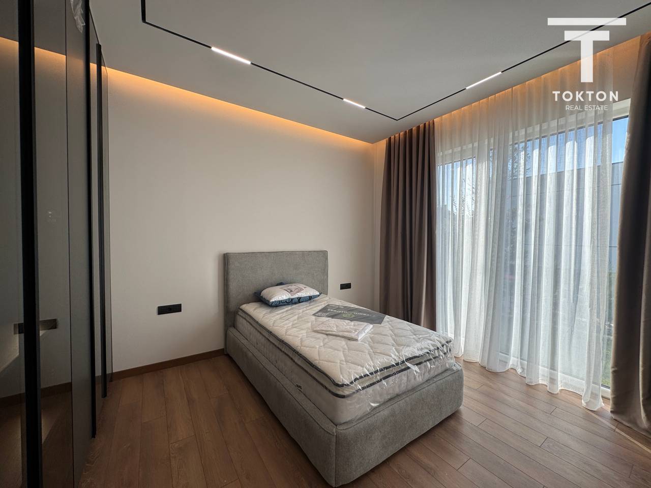 QIRA, VILË E BASHKËNGJITUR, FOREST RESIDENCE, LIQENI I THATË