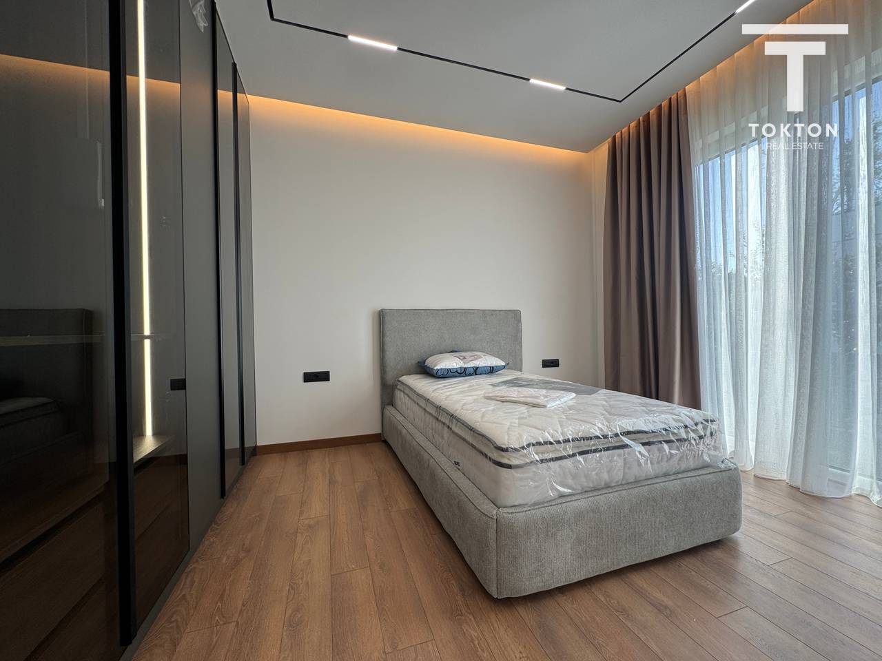 QIRA, VILË E BASHKËNGJITUR, FOREST RESIDENCE, LIQENI I THATË