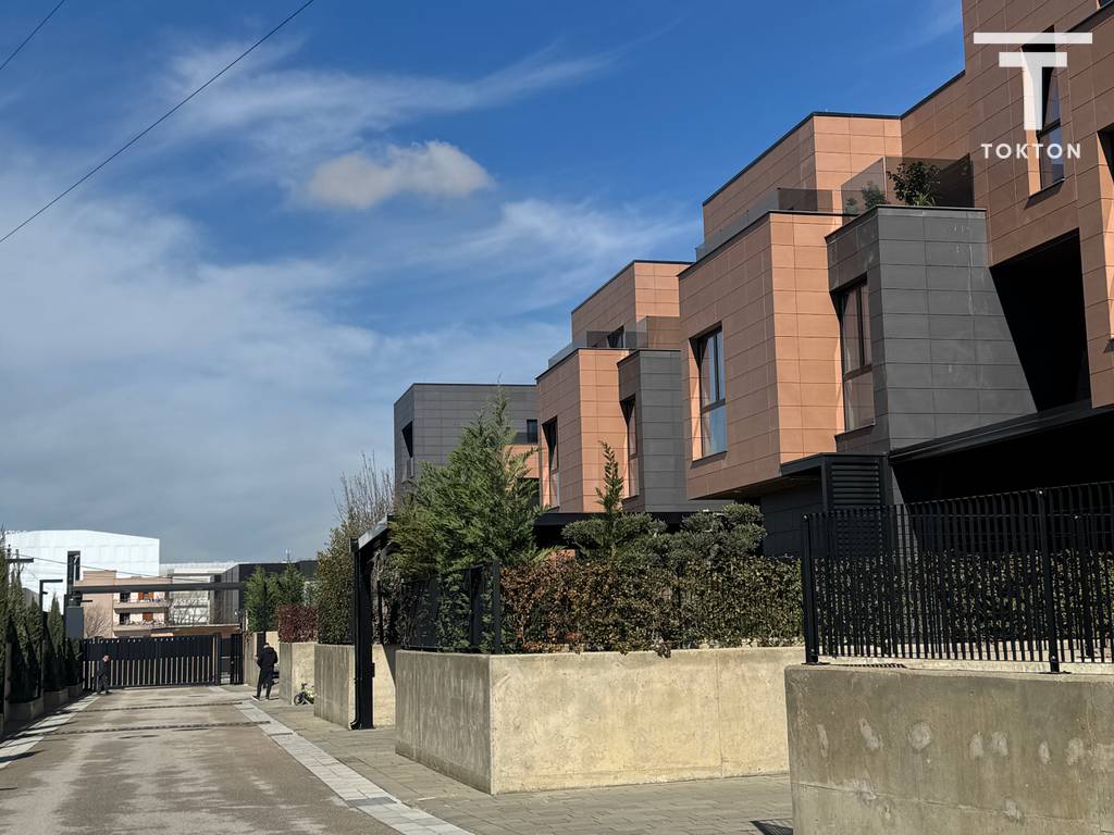 IN VENDITA, VILLA ADIACENTE, TEG, TIRANA