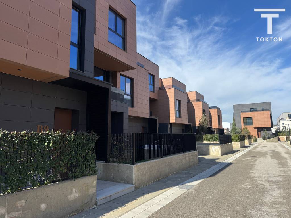 IN VENDITA, VILLA ADIACENTE, TEG, TIRANA