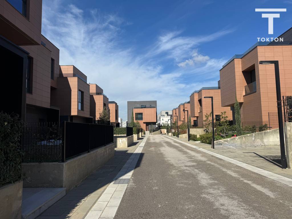 IN VENDITA, VILLA ADIACENTE, TEG, TIRANA