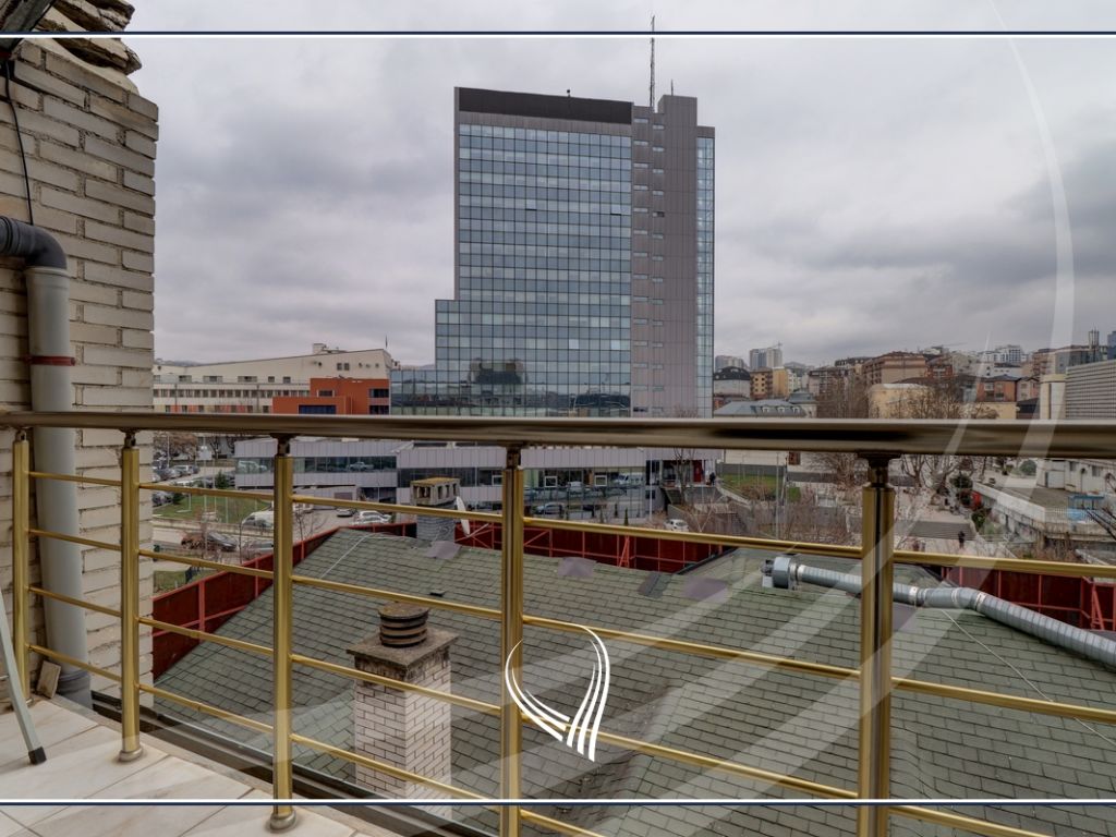 Business building 750m2 for rent in the Center16