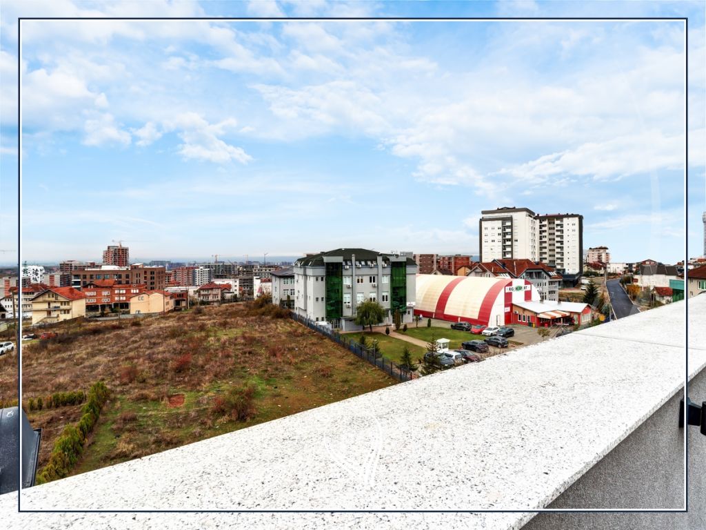 Objekt afarist 2350m2 me qira në lagjen Matiqan12